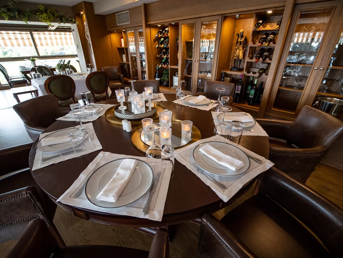 mavrithalassa - τραπέζι με πιρούνι - savoir vivre