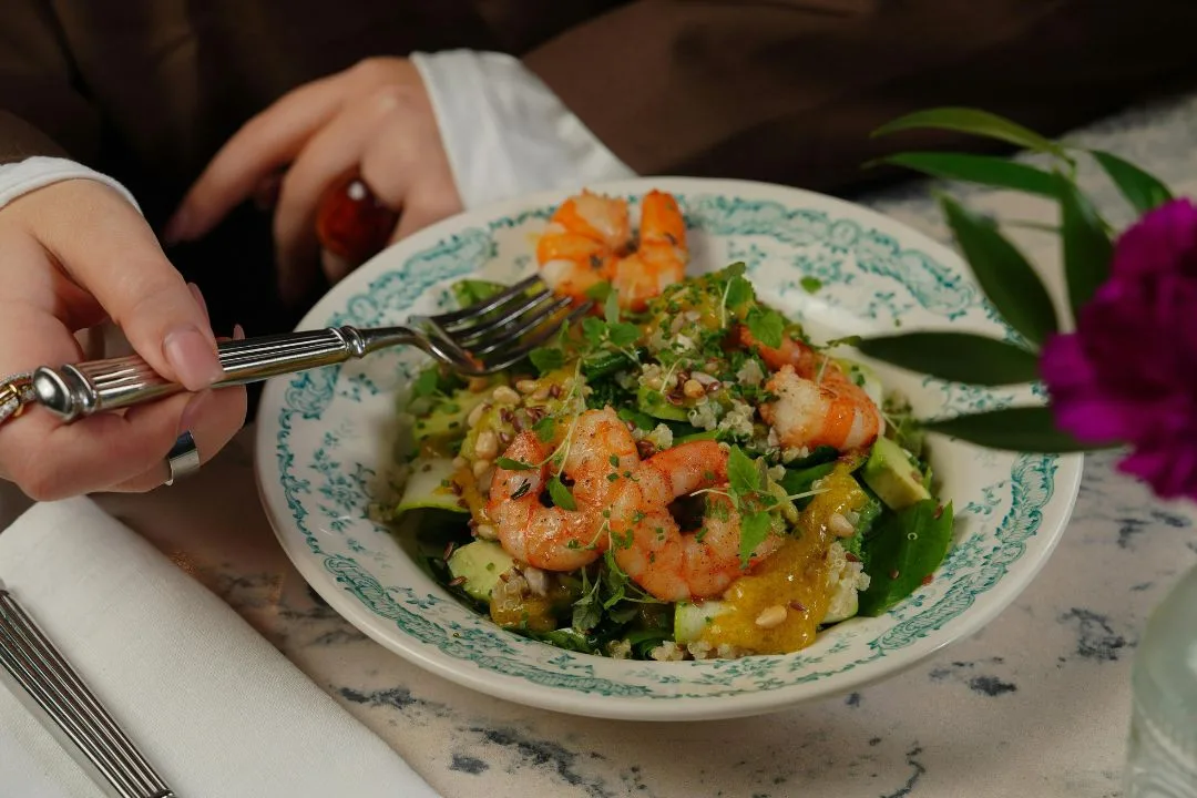 σαλατα με κινοα και γαριδες